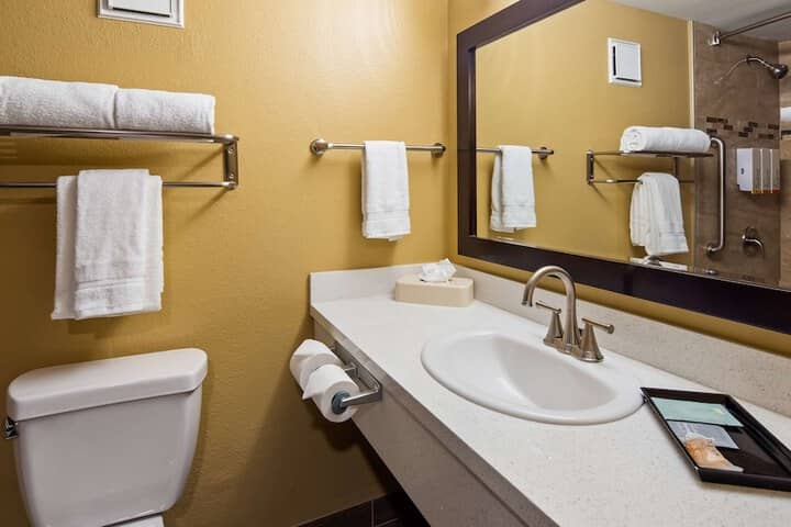 Room 5 of 9