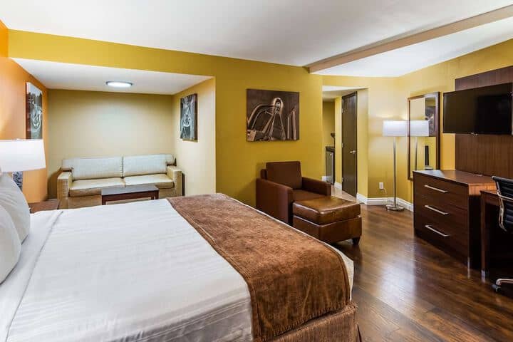 Room 4 of 9